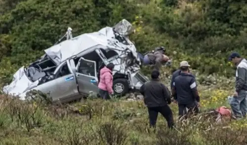 El despiste y caída de la camioneta al abismo dejó un muerto y ocho heridos.
