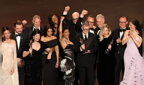 El director, los actores y el equipo técnico de 'Una batalla tras otra'.