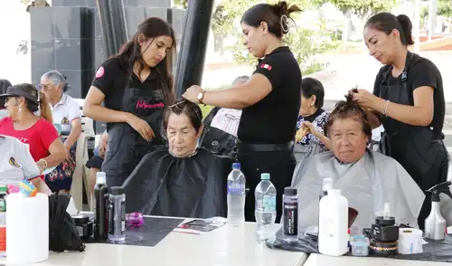 Además, se ofreció un servicio gratuito de corte de cabello, destacando la intención de realizar actividades similares en toda la provincia del Santa. Fuente: Difusión. Además, se ofreció un servicio gratuito de corte de cabello, destacando la intención de realizar actividades similares en toda la provincia del Santa. Fuente: Difusión.