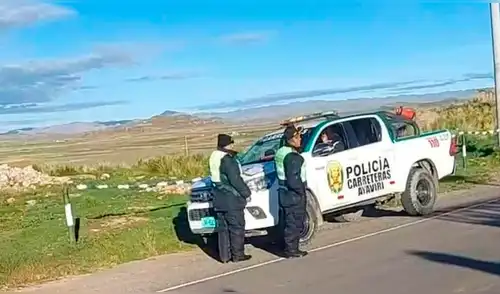 Al lugar del accidente llegaron agentes de carreteras para realizar las diligencias correspondientes. Foto: Cortesía