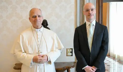 Lunes 16 de marzo de 2026, el papa León XIV con el reportero Gareth Gore, a quien le preguntó sobre su investigación al Opus Dei. Foto: La República