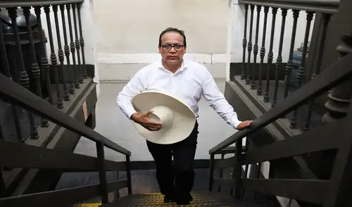 Roberto Sánchez en su local de campaña.