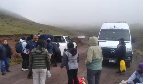 Un trágico accidente ocurrió en Chicla, donde una minivan con 22 pasajeros se despistó y cayó 80 metros hacia Marcapomacocha. El incidente dejó ocho muertos y al menos 11 heridos.