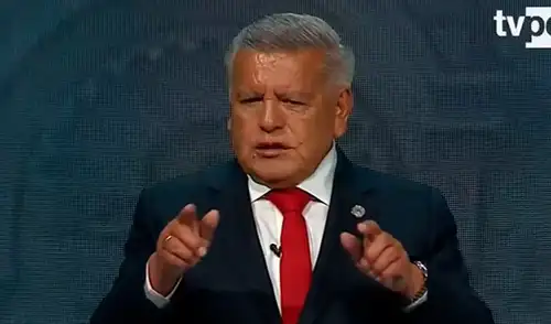 César Acuña en el debate presidencial.