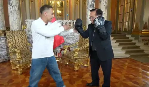 José María Balcázar junto a Franco Vidal, alcalde de Ate, aprendiendo a boxear en Palacio de Gobierno.