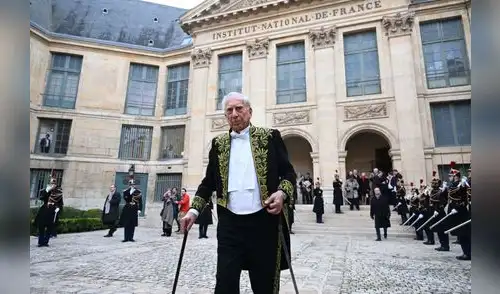 Mario Vargas Llosa en la Academia Francesa. Foto: Difusión.