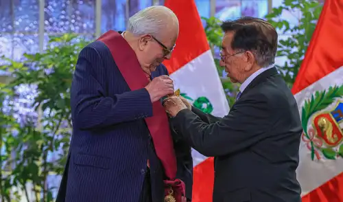 Julio Velarde es condecorado por el presidente de la República con la Orden El Sol del Perú