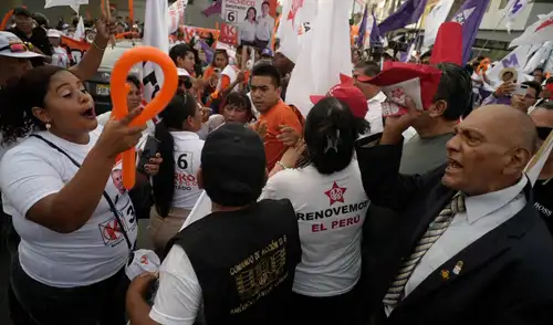 Simpatizantes se pelearon a las afueras del LCC. Créditos: John Reyes / URPI -LR