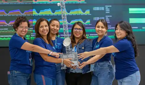 42 ingenieras de Movistar son mentoras de Chicas TEC, liderando talleres y dinámicas dirigidos a estudiantes de secundaria de diversos colegios. Fuente: Difusión.