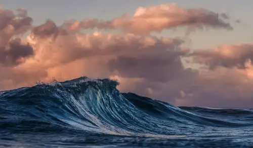 Las olas del mar almacenan energía del viento y pueden transformarse en electricidad mediante dispositivos especializados. Las olas del mar almacenan energía del viento y pueden transformarse en electricidad mediante dispositivos especializados.
