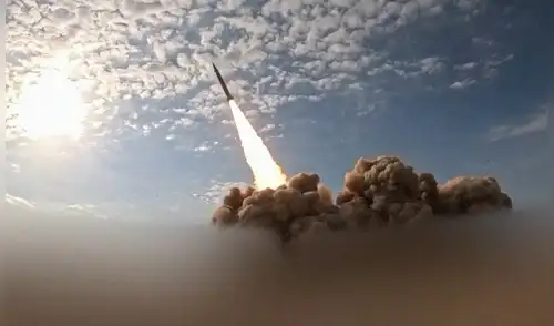 Irán asegura haber atacado un buque de apoyo militar estadounidense en Omán con misiles de la Guardia Revolucionaria