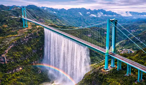 Antes de su apertura oficial en septiembre de 2025, la construcción china superó rigurosas pruebas de carga para garantizar la seguridad vial.