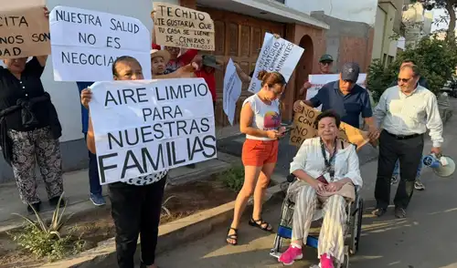 Vecinos de la urbanización Antúnez de Mayolo, en Santiago de Surco, protestan contra la instalación de un crematorio a solo 10 metros de sus viviendas, alegando contaminación.