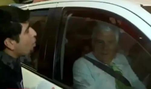 Fernando Olivera logró librarse del escupitajo tras subir la ventana de su auto. Fernando Olivera logró librarse del escupitajo tras subir la ventana de su auto.