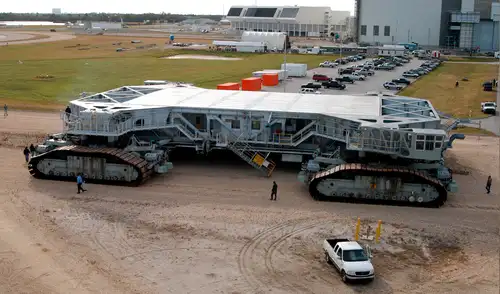 El Crawler Transporter de la NASA es un vehículo de orugas utilizado en misiones espaciales. Foto: NASA