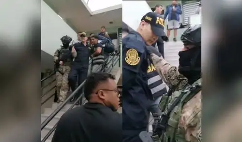 Uno de los policías detenidos delante de sus compañeros en Huaura.