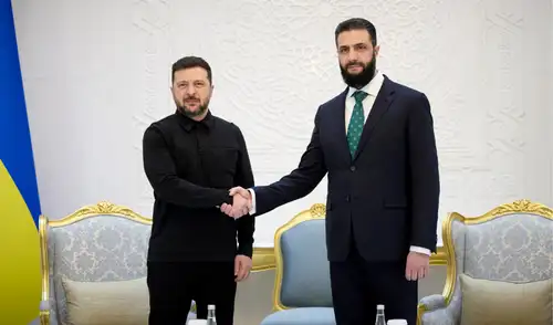 Volodímir Zelenski junto al presidente de Siria, Ahmed al-Sharaa, durante encuentro en Damasco. Foto: AFP