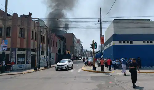 Se produjo un incendio en un edificio cercano al Hospital Almenara, en La Victoria, al mediodía del 6 de abril. Cuatro unidades de bomberos fueron activadas para atender la emergencia. Se produjo un incendio en un edificio cercano al Hospital Almenara, en La Victoria, al mediodía del 6 de abril. Cuatro unidades de bomberos fueron activadas para atender la emergencia.