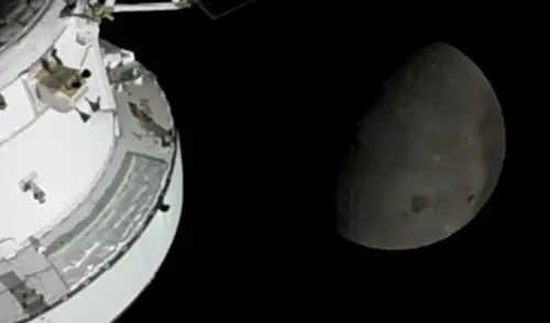 La nave espacial Orión, con la tripulación de Artemis II a bordo sobrevuela la Luna. Foto: NASA