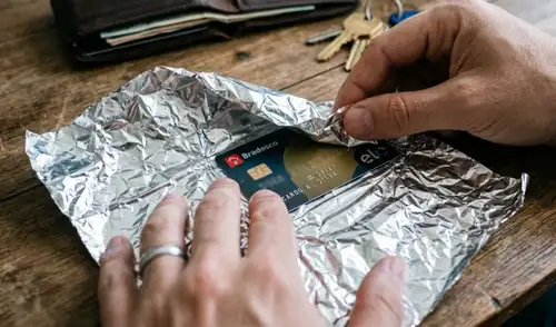 Envolver las tarjetas bancarias se ha convertido en un truco para proteger el dinero. Foto: DALL-E Envolver las tarjetas bancarias se ha convertido en un truco para proteger el dinero. Foto: DALL-E