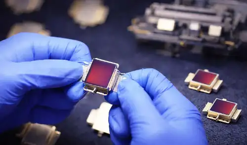 El equipo logró reemplazar materiales caros por procesos estándar en la fabricación de semiconductores, manteniendo niveles de rendimiento similares a empresas líderes como Sony y TSMC. Foto: Ilustración IA China logra chips infrarrojos 99% más baratos: cámaras y coches autónomos podrían ver en total oscuridad