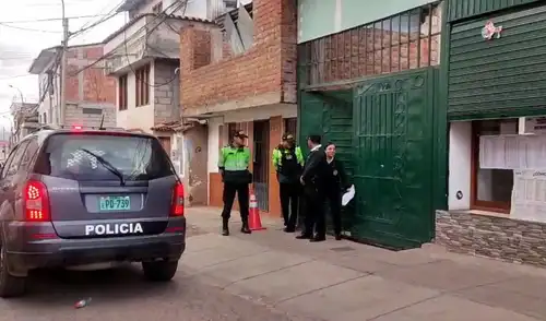 Un suboficial de la Policía Nacional del Perú falleció tras caer del quinto piso de la comisaría de Cusco. La víctima, identificada como Jaersinho Chirinos, tenía 26 años. Un suboficial de la Policía Nacional del Perú falleció tras caer del quinto piso de la comisaría de Cusco. La víctima, identificada como Jaersinho Chirinos, tenía 26 años.