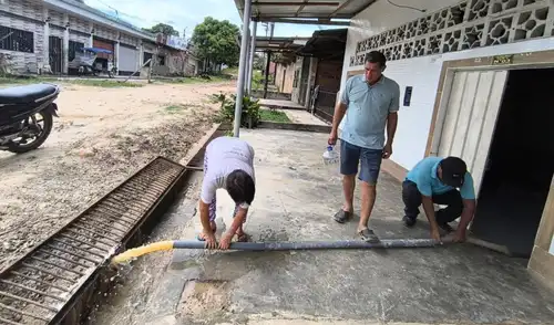 Comunidad de San Juan Bautista sumergida en aguas servidas por clausura de canal de drenaje Comunidad de San Juan Bautista sumergida en aguas servidas por clausura de canal de drenaje