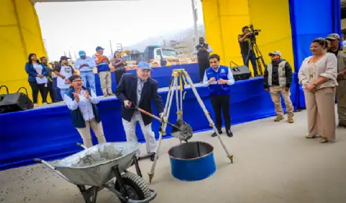 López Aliaga apareció solo para poner la "primera piedra", pero en medio año no se ha ejecutado la obra.