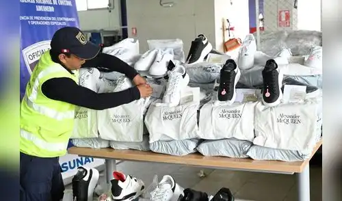 más de 4 mil pares de zapatillas de contrabando incautadas. más de 4 mil pares de zapatillas de contrabando incautadas.