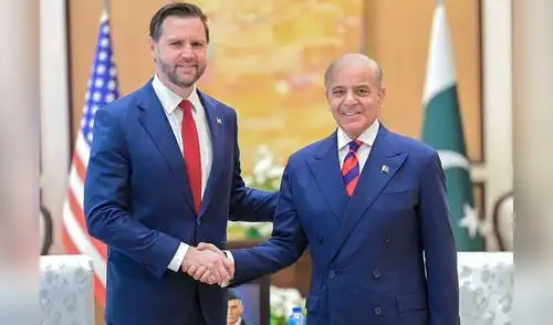 JD Vance con el primer ministro pakistaní, Shehbaz Sharif, durante su encuentro previo a las conversaciones de paz entre Estados Unidos e Irán en Islamabad.