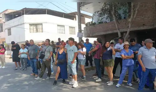 Colegio Saco Oliveros en Villa el Salvador aun no apertura sus puertas.