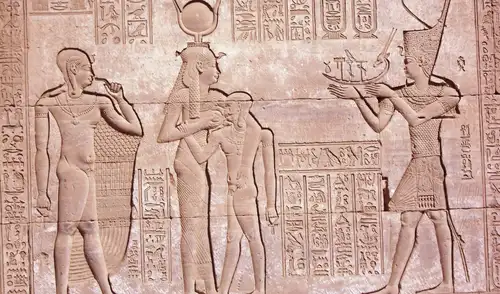 Relieve que representa a Trajano con vestimenta faraónica, sacrificando bienes a la diosa Hathor. Foto: Wikimedia
