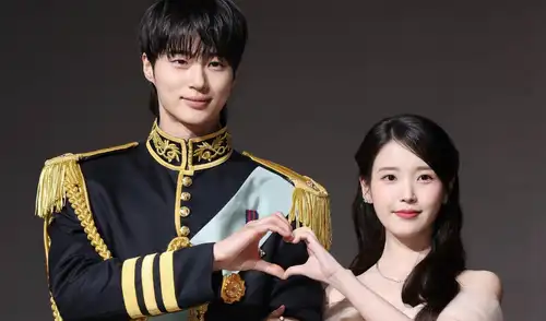 Yoo Su Bin, Gong Seung Yeon, Byeon Woo Seok, IU, Steve Noh y Lee Yeon en la conferencia de prensa de 'La corona perfecta'.