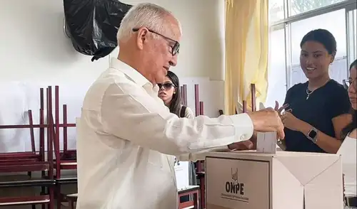 Alfonso López Chau votó en Miraflores