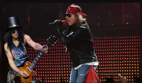 Axl Rose y Slash son dos de los integrantes históricos del grupo Guns and Roses.