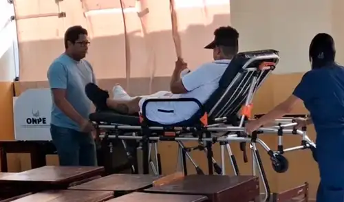 Un ciudadano en Pisco fue llevado en camilla a votar tras sufrir un accidente de tránsito y tener su operación programada. La ONPE denegó su solicitud de exoneración por su estado de salud.