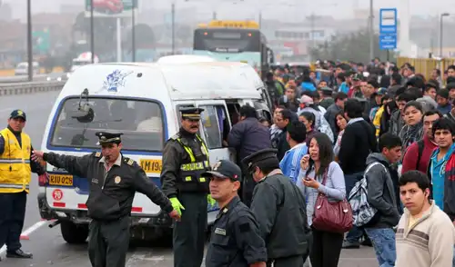 Los gremios de transporte público y de carga de Lima y Callao anunciaron un posible paro el 15 de abril por el aumento del diésel, que ha superado el 40% en el último año. Los gremios de transporte público y de carga de Lima y Callao anunciaron un posible paro el 15 de abril por el aumento del diésel, que ha superado el 40% en el último año.