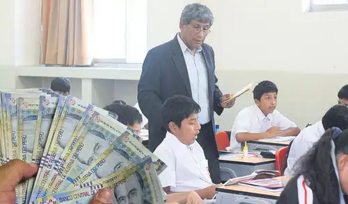 Gobierno promulga Ley 32581 que incrementa pensiones de maestros jubilados en Perú