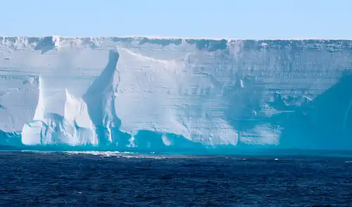 Un submarino cartografió una plataforma de hielo en la Antártida y reveló de extrañas estructuras. Foto: Depositphotos
