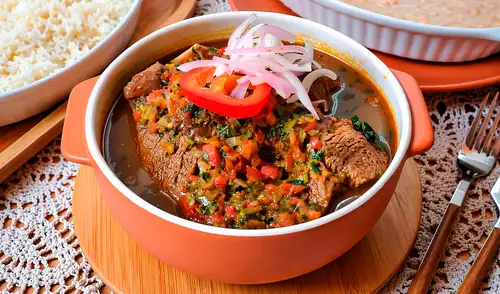 La receta del mejor guiso del mundo emplea carne tierna, chicha de jora, culantro y ají amarillo bajo un fuego pausado. La receta del mejor guiso del mundo emplea carne tierna, chicha de jora, culantro y ají amarillo bajo un fuego pausado.