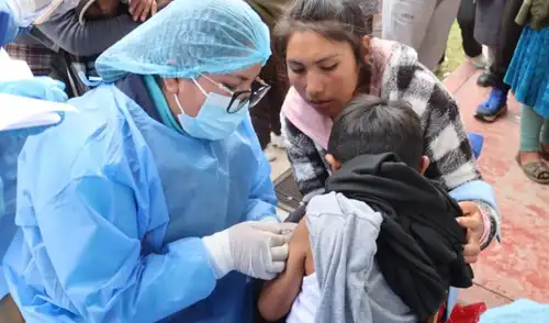 El avance del sarampión en Perú genera alarma, con 31 casos confirmados y 23 sospechosos en Lima. Las autoridades advierten sobre áreas vulnerables con baja cobertura de vacunación.