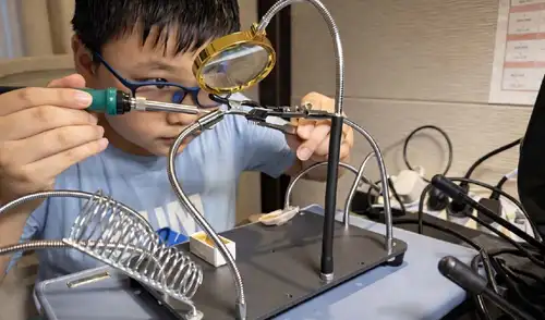 Adolescente chino de 14 años construye desde cero un motor turborreactor y sorprende al mundo con su talento científico