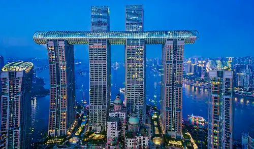 The Crystal es un asombroso rascacielos de acero suspendido, ubicado en el distrito chino de Yunzhong, de 350 metros de longitud.