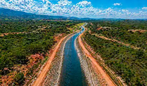 Las autoridades de Brasil destacan que esta megaobra es una respuesta estructural al problema de distribución del agua en las regiones más áridas del Nordeste.
