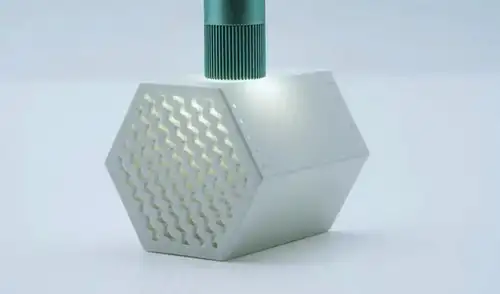 Investigadores de la Universidad Técnica de Dinamarca han revolucionado las celdas de combustible con un rediseño que permite alcanzar hasta 1 vatio por gramo, mejorando la eficiencia del hidrógeno.