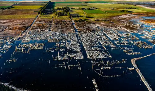 En 2009, el nivel hídrico descendió finalmente, revelando ruinas blancas de la ciudad sudamericana que hoy atraen a visitantes de diversas nacionalidades.