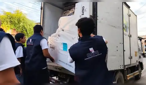 Trabajadores de la ONPE cargan material electoral durante el despliegue logístico del 12 de abril. El proceso registró retrasos y fallas. | Créditos: ONPE