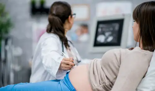 El índice de fecundidad disminuye debido a los cambios en las prioridades de las mujeres peruanas.