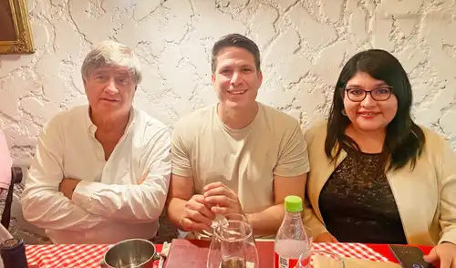 Paco Bazán flanqueado por Raúl Diez Canseco y Jheydi Quiroz Palacios.