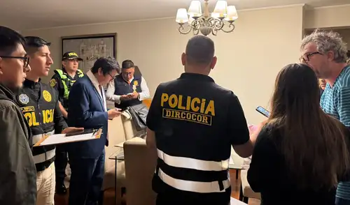 El fiscal anticorrupción Raúl Martínez en la sala de la vivienda de Piero Corvetto le comunica que allanará el lugar por la contratación de la empresa Galaga.